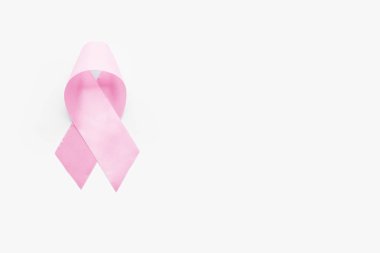 Açık arkaplanda pembe kurdele. Göğüs kanseri farkındalığı konsepti