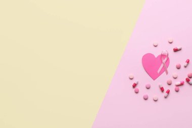 Pembe kurdele, kalp ve renkli arka planda haplar. Göğüs kanseri farkındalığı konsepti