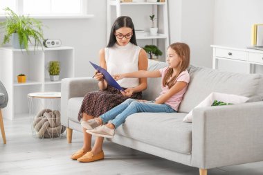 Ofiste küçük bir kızla çalışan kadın psikolog.