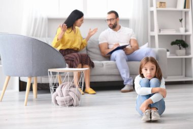 Çocuk psikoloğunun ofisinde üzgün küçük bir kız.