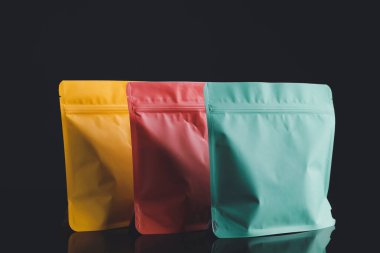 Karanlık arka planda lezzetli evcil hayvan yemekleri.