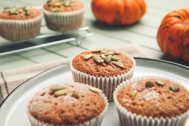 Masada lezzetli balkabaklı kek tabağı, yakın plan.