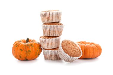 Beyaz arka planda lezzetli balkabaklı kekler.