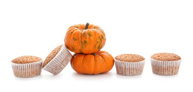 Beyaz arka planda lezzetli balkabaklı kekler.