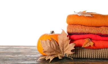 Masadaki sonbahar kıyafetlerini beyaz arkaplana karşı stil et