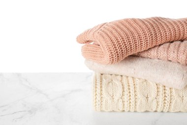 Masada beyaz arka planda şık kışlık kıyafetler