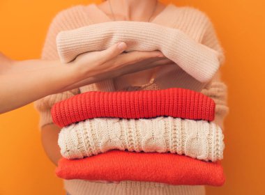 Renkli arka planda kalın elbiseli kadınlar, yakın plan