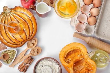 Beyaz arkaplanda balkabağı turtası hazırlamak için malzemeden yapılmış çerçeve