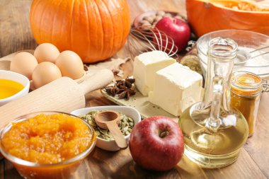 Ahşap zemin üzerinde balkabağı turtası hazırlamak için gerekli malzemeler