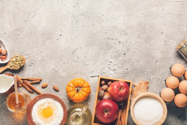 Grunge arka planında balkabağı turtası hazırlamak için gerekli malzemeler