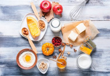 Ahşap zemin üzerinde balkabağı turtası hazırlamak için gerekli malzemeler