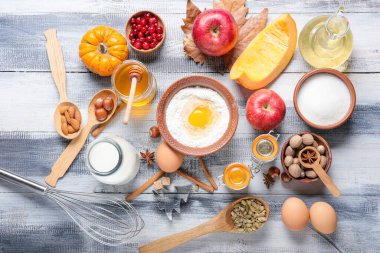 Ahşap zemin üzerinde balkabağı turtası hazırlamak için gerekli malzemeler