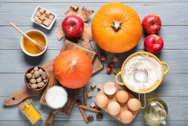 Ahşap zemin üzerinde balkabağı turtası hazırlamak için gerekli malzemeler