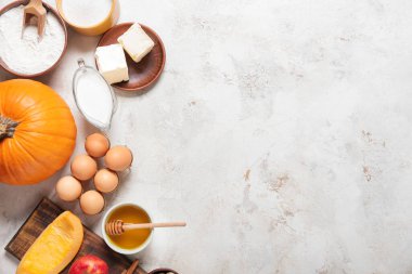 Hafif arkaplanda balkabağı turtası hazırlamak için gerekli malzemeler