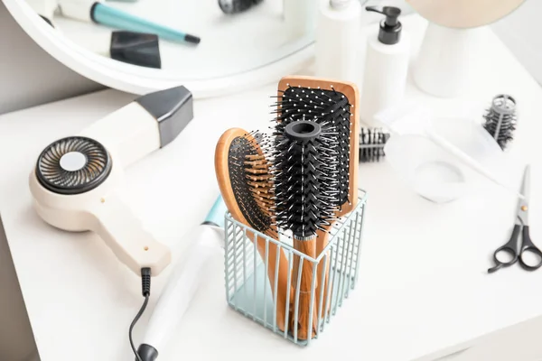 Professional Hairdresser Brushes Salon — Stock Photo, Image