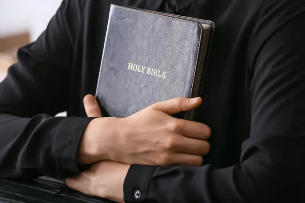 聖書を持ってる男 — ストック写真