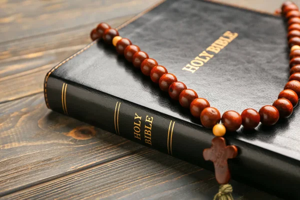Holy Bible Rosary Beads Wooden Table Closeup — Stock Photo, Image