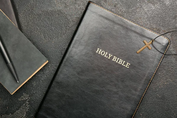 Sainte Bible Croix Sur Fond Sombre — Photo