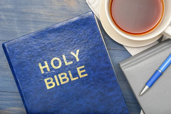 Bibel Tee Und Notizbuch Auf Holztisch — Stockfoto