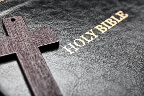 Holy Bible Cross Dark Background Closeup — Stock Photo, Image