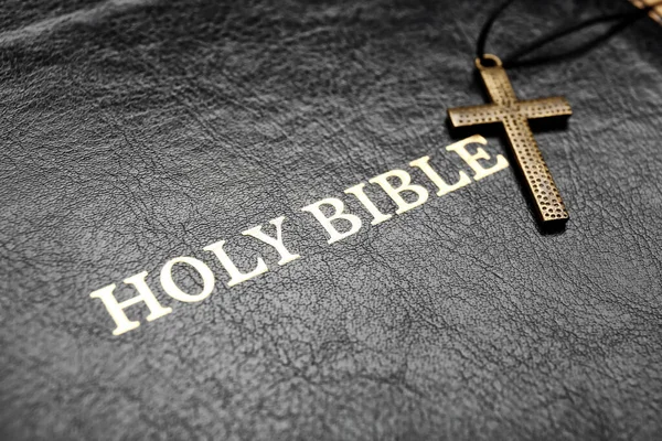 Holy Bible Cross Dark Background Closeup — Stock Photo, Image