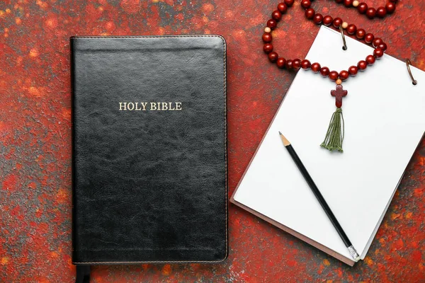 Hole Bible Notebook Rosary Beads Color Background — Stock Photo, Image