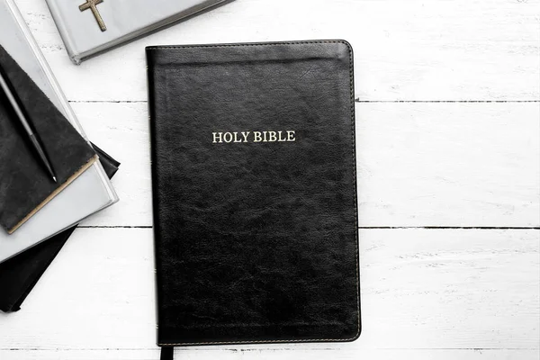 Τρύπα Αγία Γραφή Σταυρό Και Σημειωματάρια Ανοιχτό Ξύλινο Τραπέζι — Φωτογραφία Αρχείου