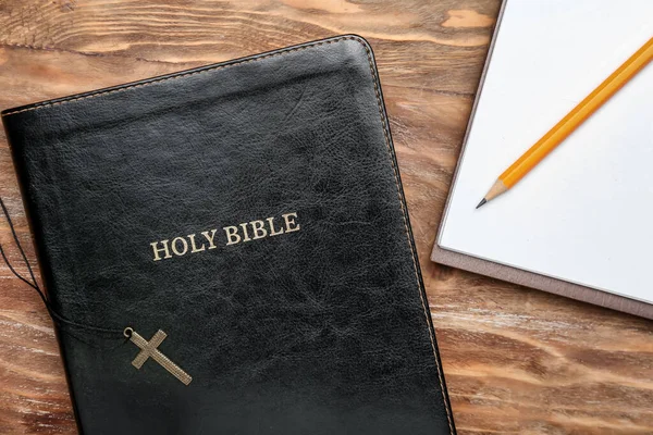 Santa Biblia Cruz Cuaderno Sobre Mesa Madera —  Fotos de Stock