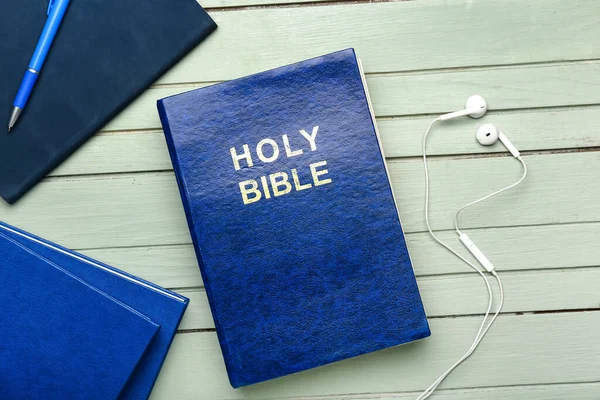 Biblia Fülhallgató Fából Készült Asztalon — Stock Fotó