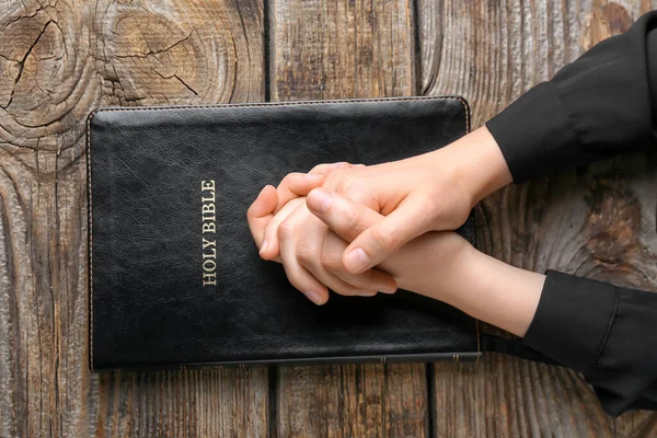 Man Praying Holy Bible Wooden Table Top View — Stock Photo, Image