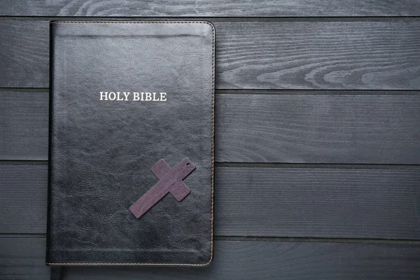 Τρύπα Αγία Γραφή Και Σταυρό Ξύλινο Τραπέζι — Φωτογραφία Αρχείου