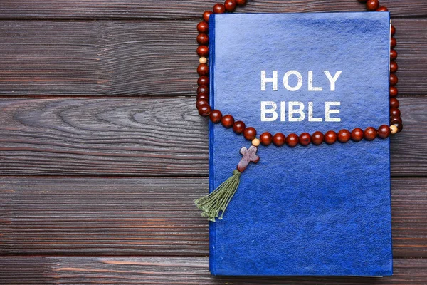 Heliga Bibeln Och Radband Pärlor Träbord — Stockfoto