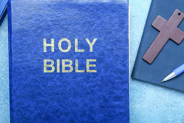 Holy Bible Cross Workplace Color Background — Stock Photo, Image
