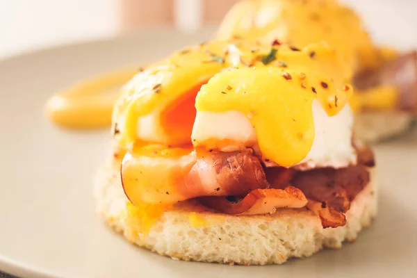 Tasty Egg Benedict Plate Closeup — Stock Photo, Image