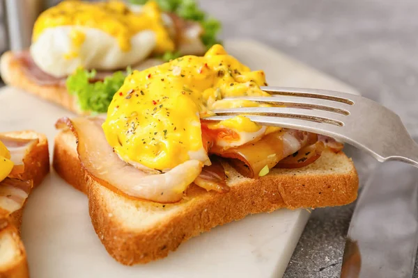 Board Tasty Eggs Benedict Table Closeup — Stock Photo, Image