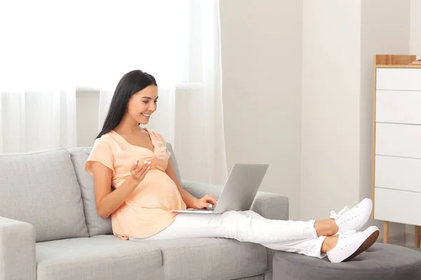 Young Pregnant Woman Video Chatting Home — Stock Photo, Image