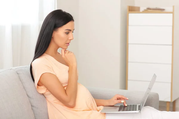 Young Pregnant Woman Video Chatting Home — Stock Photo, Image