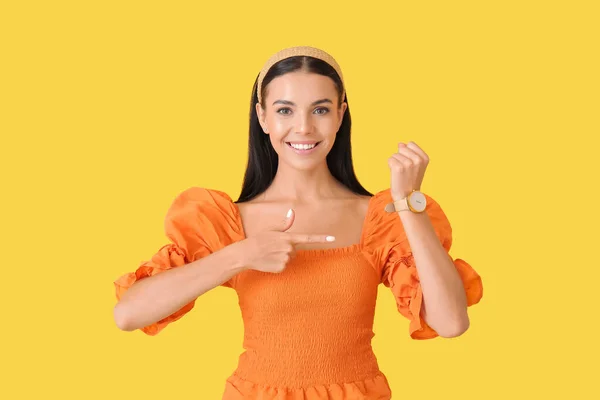 Ung Kvinna Med Armbandsur Färg Bakgrund — Stockfoto