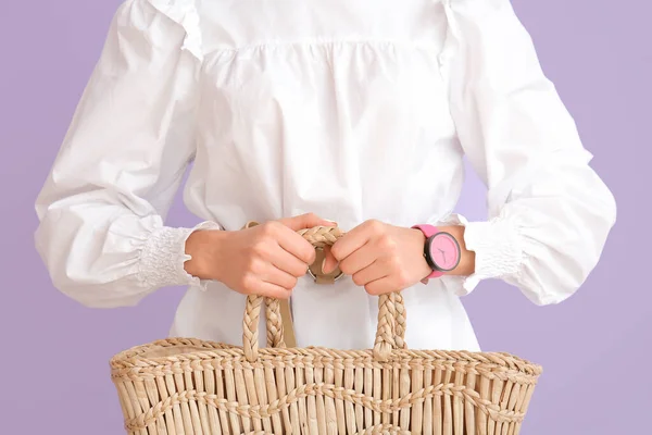 Mujer Joven Con Reloj Pulsera Bolso Color Fondo — Foto de Stock