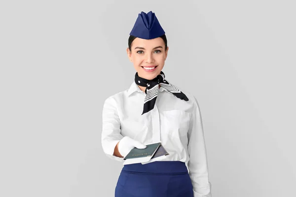 Schöne Stewardess Auf Grauem Hintergrund — Stockfoto