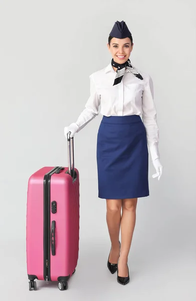Piękna Stewardessa Bagażem Szarym Tle — Zdjęcie stockowe