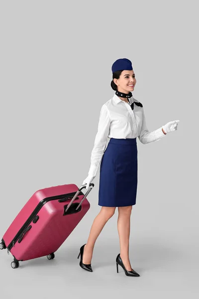 Mooie Stewardess Met Bagage Grijze Achtergrond — Stockfoto