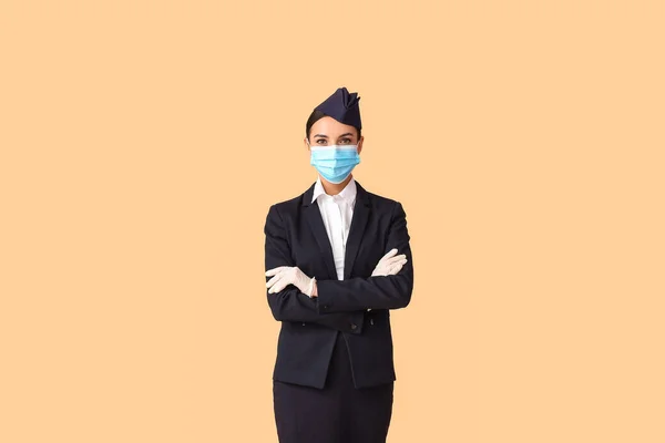 Mooie Stewardess Medisch Masker Kleur Achtergrond — Stockfoto