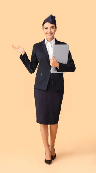 Mooie Stewardess Met Laptop Kleur Achtergrond — Stockfoto