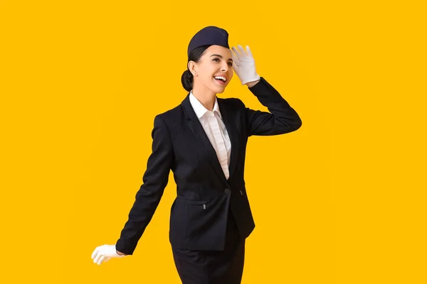 Piękna Stewardessa Tle Koloru — Zdjęcie stockowe