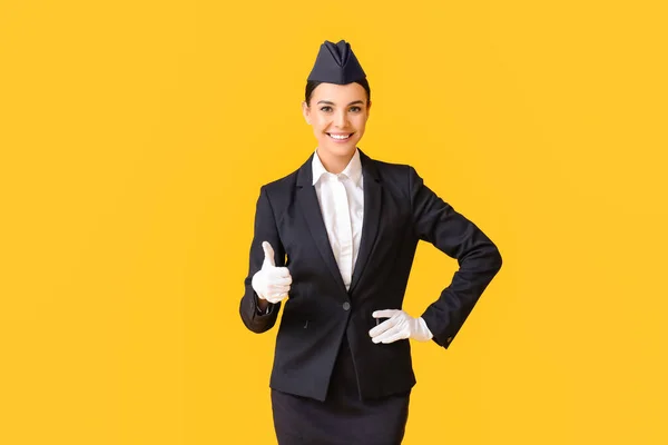 Mooie Stewardess Tonen Duim Kleur Achtergrond — Stockfoto