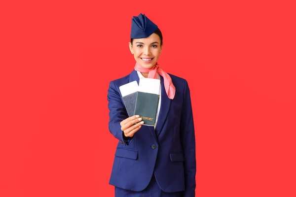 Schöne Stewardess Mit Dokumenten Auf Farbigem Hintergrund — Stockfoto