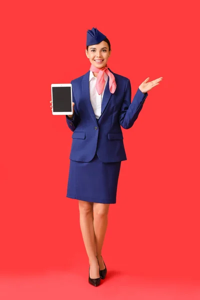 Bela Aeromoça Com Computador Tablet Fundo Cor — Fotografia de Stock