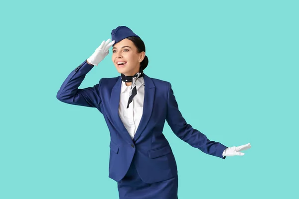 Schöne Stewardess Auf Farbigem Hintergrund — Stockfoto