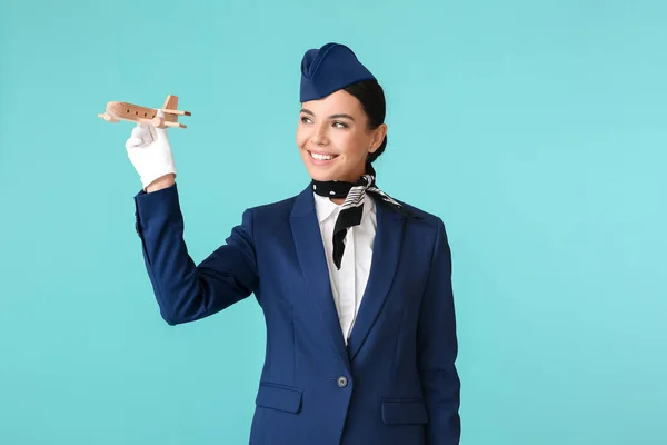 Schöne Stewardess Auf Farbigem Hintergrund — Stockfoto